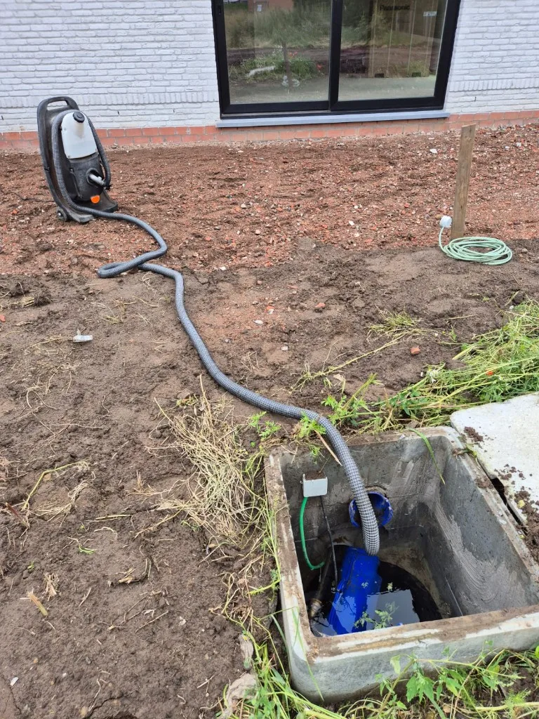 Inspectieput met camerasonde tijdens een rioolkeuring van de privéwaterafvoer