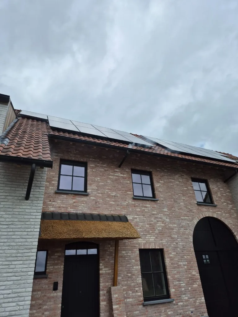 Rooktest bij rioolkeuring: witte rook komt uit de dakgoot van een woning
